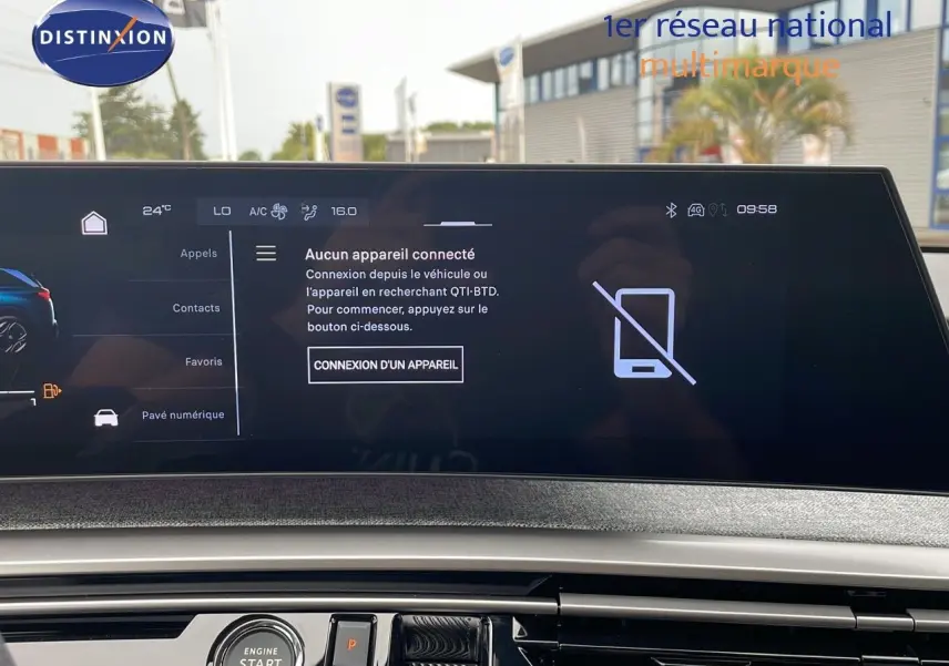 Vue intérieure du tableau de bord du Peugeot 5008 Hybrid gris Artense avec écran tactile et bouton start/stop visible.