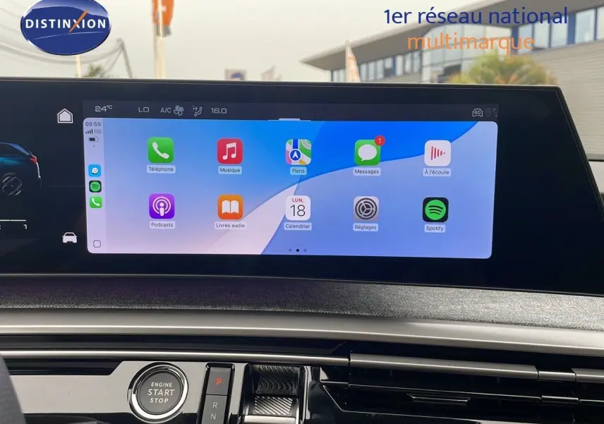 Écran tactile central affichant les applications connectées dans l’habitacle d’un Peugeot 5008 hybride 2025.