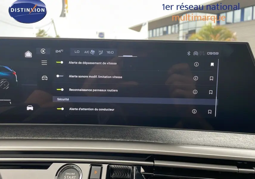 Écran tactile central du Peugeot 5008 Hybrid 136ch GT 2025 affichant les alertes de sécurité et climatisation.