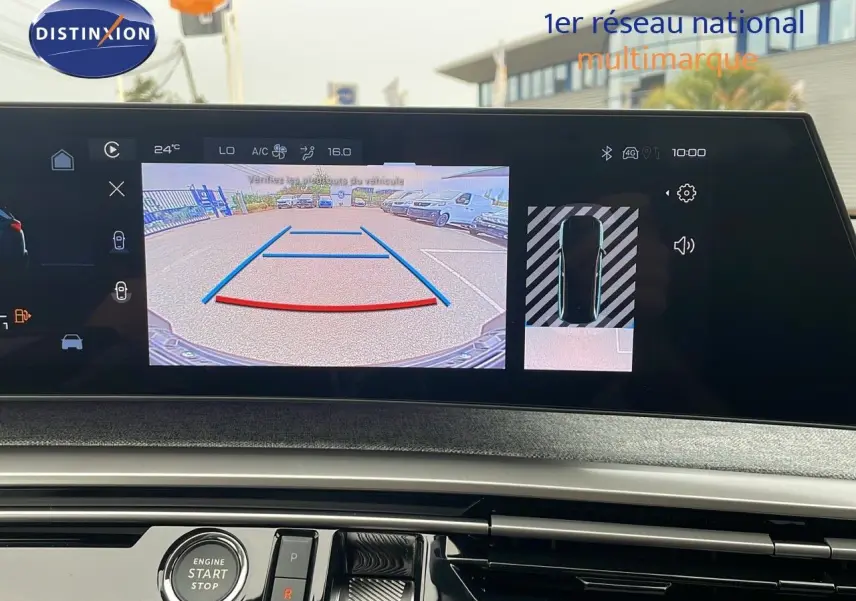 Écran multimédia affichant la caméra de recul et l'aide au stationnement du Peugeot 5008 gris Artense métal avec toit noir.