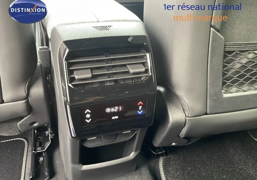 Commandes de climatisation arrière et prises USB sur la console centrale d'un Peugeot 5008 gris Artense toit noir, vue intérieure.