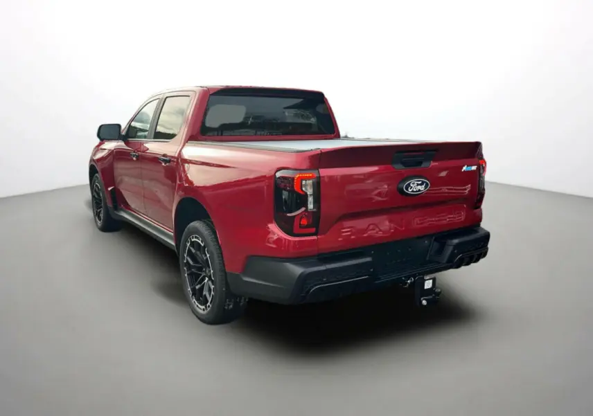Ford Ranger 3.0 V6 240 MS-RT Plus rouge Lucid vu en 3/4 arrière droit avec attelage et jantes noires.