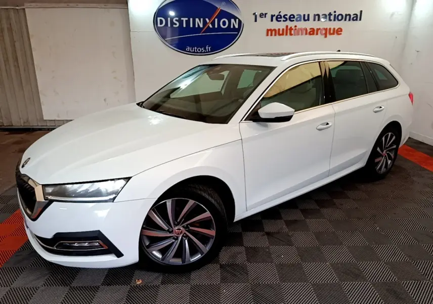 Vue 3/4 avant droite d'une Skoda Octavia blanche 2022, avec jantes alliage et phares LED distinctifs.