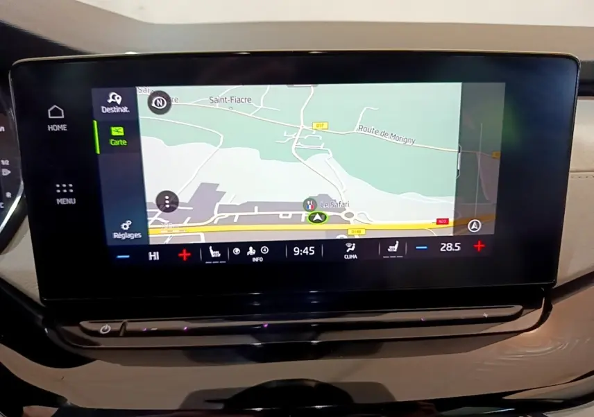 Écran tactile central affichant la navigation dans l’habitacle beige d’une Skoda Octavia 2.0 TDI blanche de 2022.