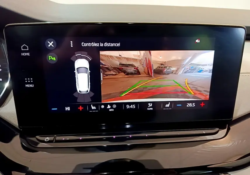 Écran tactile central du Skoda Octavia blanc 2022 montrant la caméra de recul avec guidage de trajectoire coloré.