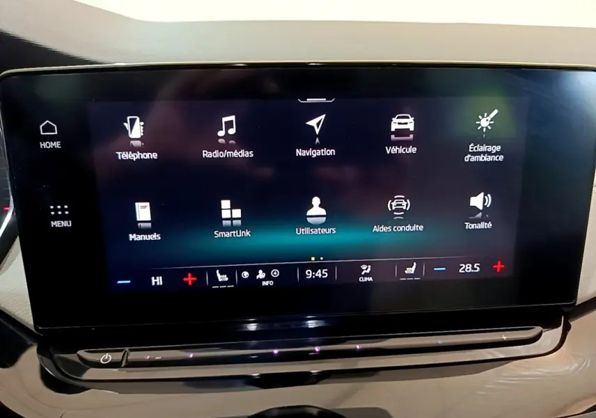 Écran tactile central du tableau de bord de la Skoda Octavia blanche, affichant le menu principal multimédia.