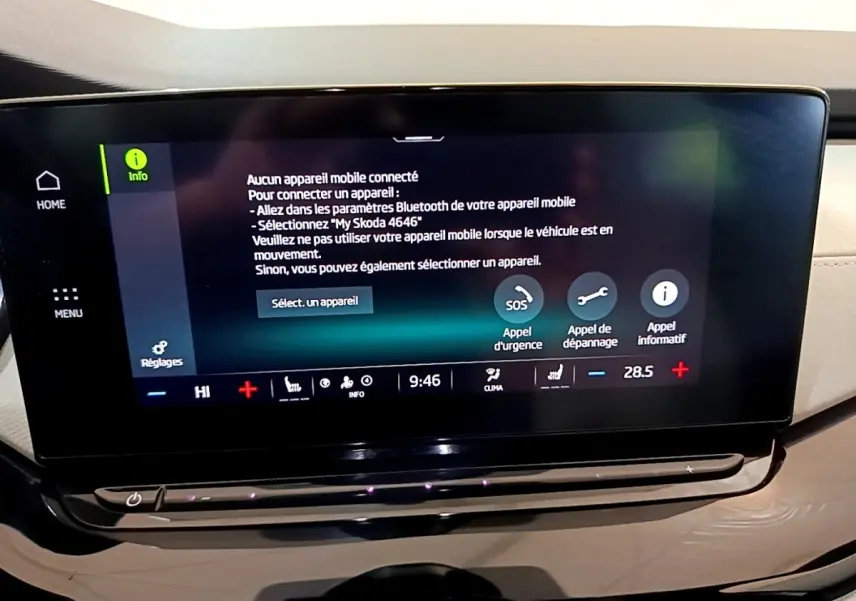 Écran tactile central du tableau de bord de la Skoda Octavia blanc 2.0 TDI 150 DSG7 Style affichant le menu Bluetooth.