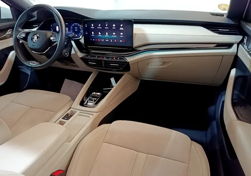 Intérieur beige clair de la Skoda Octavia 2022, vue côté passager avec tableau de bord et écran tactile central.
