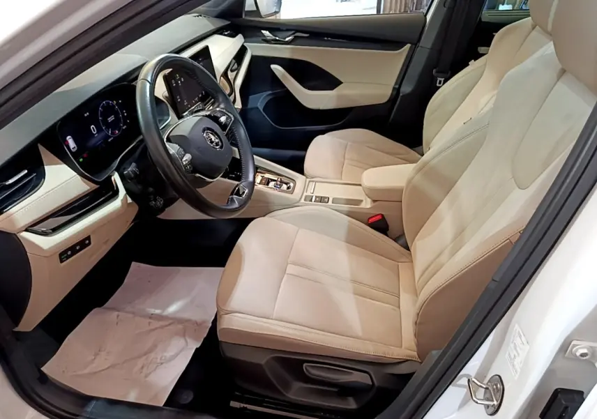 Intérieur beige clair de la Skoda Octavia 2.0 TDI 150 DSG7 Style 2022 vu côté conducteur avec tableau de bord numérique.