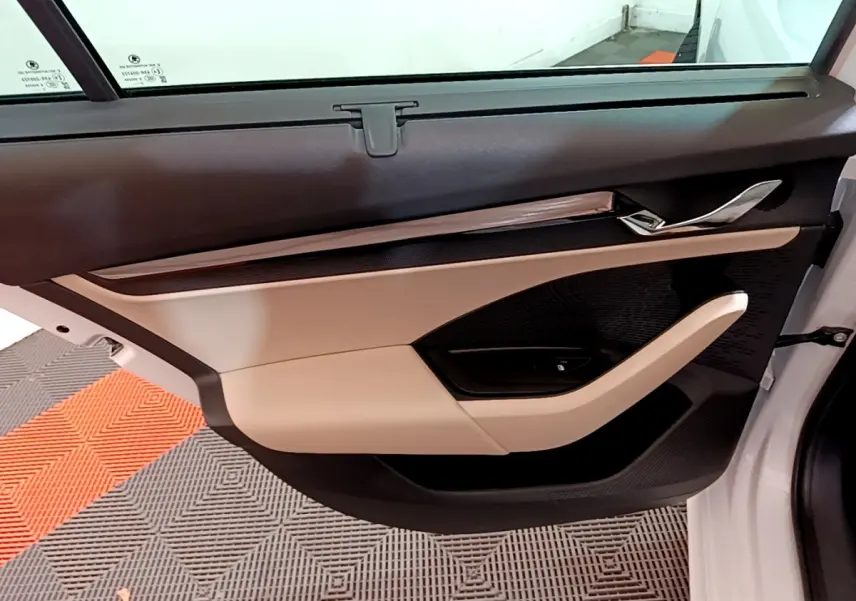 Intérieur de la porte avant droite beige et noire de la Skoda Octavia 2.0 TDI 150 DSG7 Style blanche 2022.