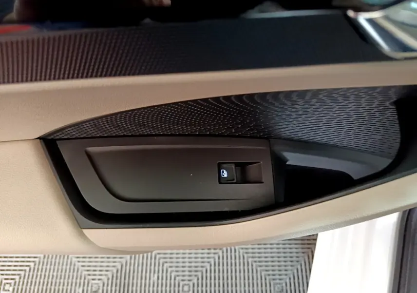 Bouton de verrouillage des portes sur la portière côté gauche d'une Skoda Octavia blanche 2022.