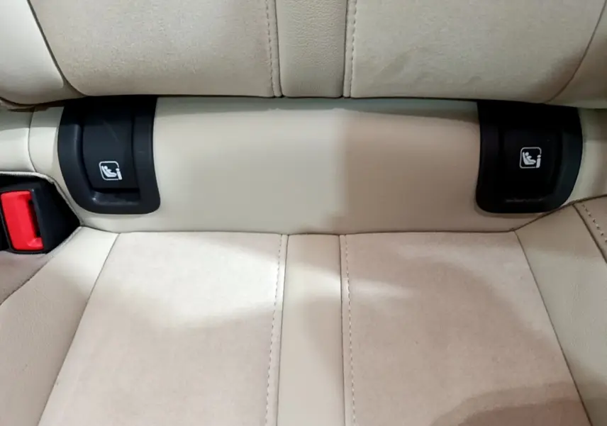 Détail des fixations Isofix sur la banquette arrière beige de la Skoda Octavia 2.0 TDI 150 DSG7 Style 2022.