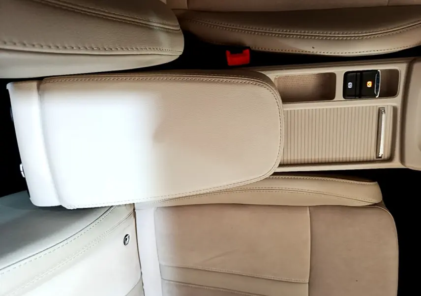 Vue rapprochée de l'accoudoir central beige et console centrale de la Skoda Octavia 2.0 TDI 150 DSG7 Style 2022.