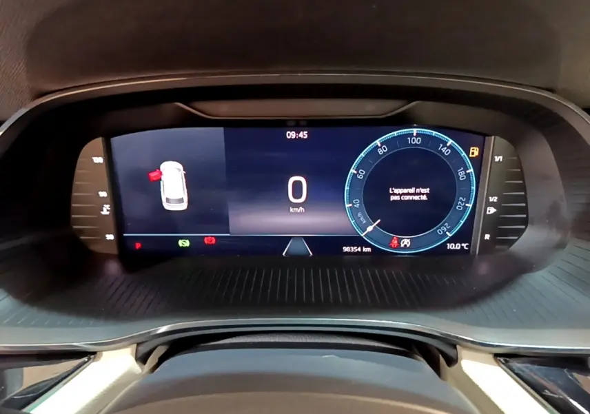 Tableau de bord numérique de la Skoda Octavia 2.0 TDI 150 DSG7 Style, affichage digital clair à 0 km/h.