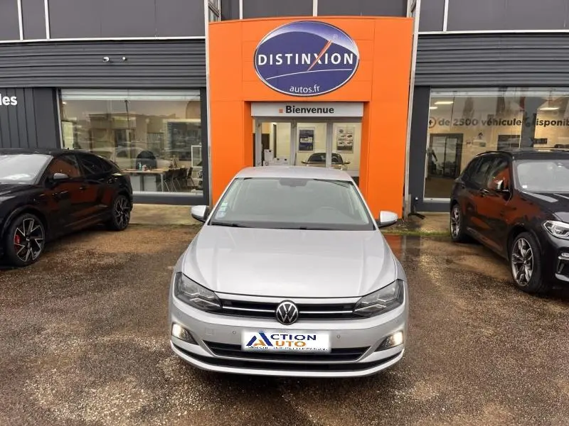 Volkswagen Polo gris Urano vue de face, avec calandre chromée et feux de jour à LED allumés.