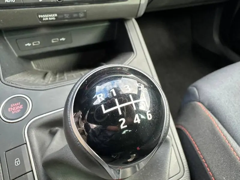 Gros plan sur le levier de vitesses manuel noir du SEAT Ibiza 2025 FR, avec bouton Start Engine Stop visible à gauche.