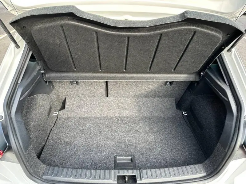 Coffre ouvert vu de dessus d'une SEAT IBIZA 1.0 TSI 115cv FR blanche Nevada Métallisée, montrant l'espace de chargement vide.