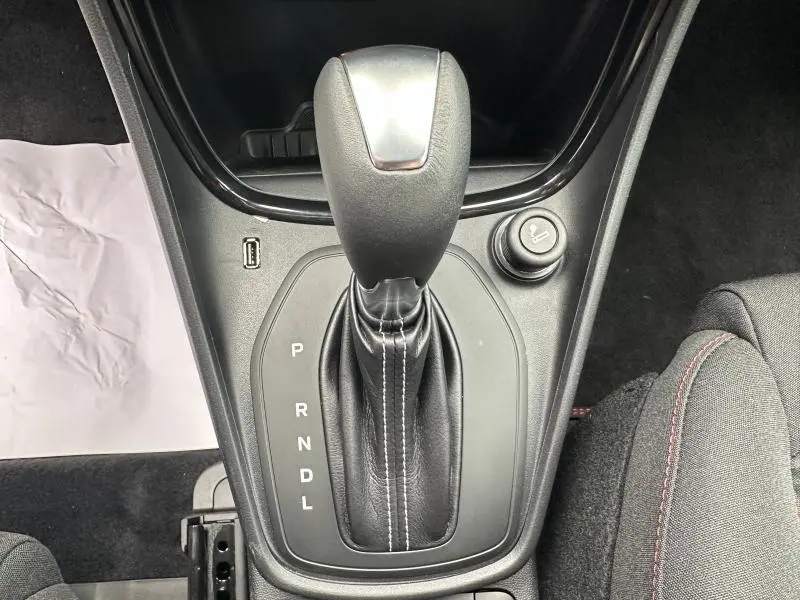 Gros plan sur le levier de vitesses automatique noir avec surpiqûres blanches du Ford Puma 2024 finition ST-Line.