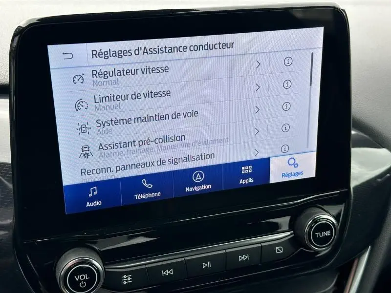 Écran tactile central du Ford Puma 2024 affichant les réglages d’assistance conducteur dans un intérieur noir.