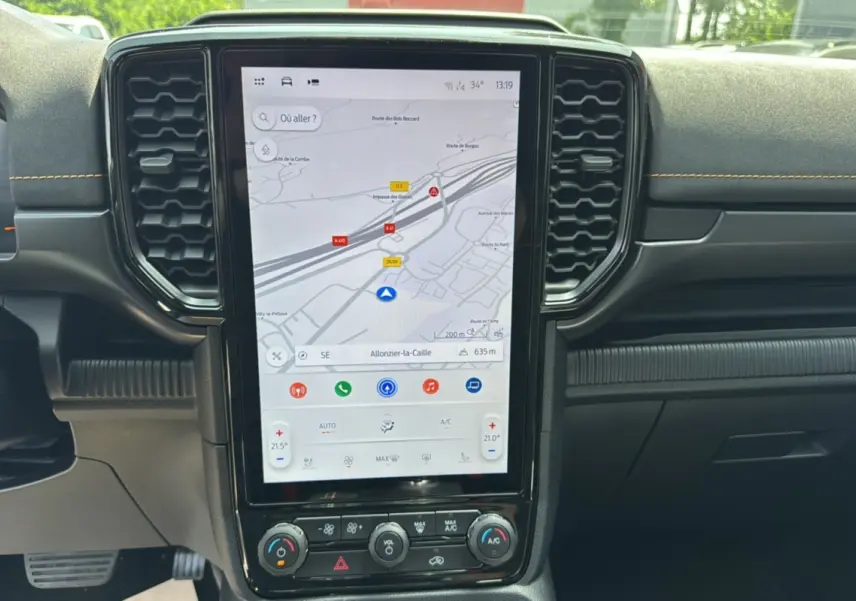 Vue rapprochée de la console centrale du Ford Ranger 2025 avec écran tactile GPS et commandes climatisation.