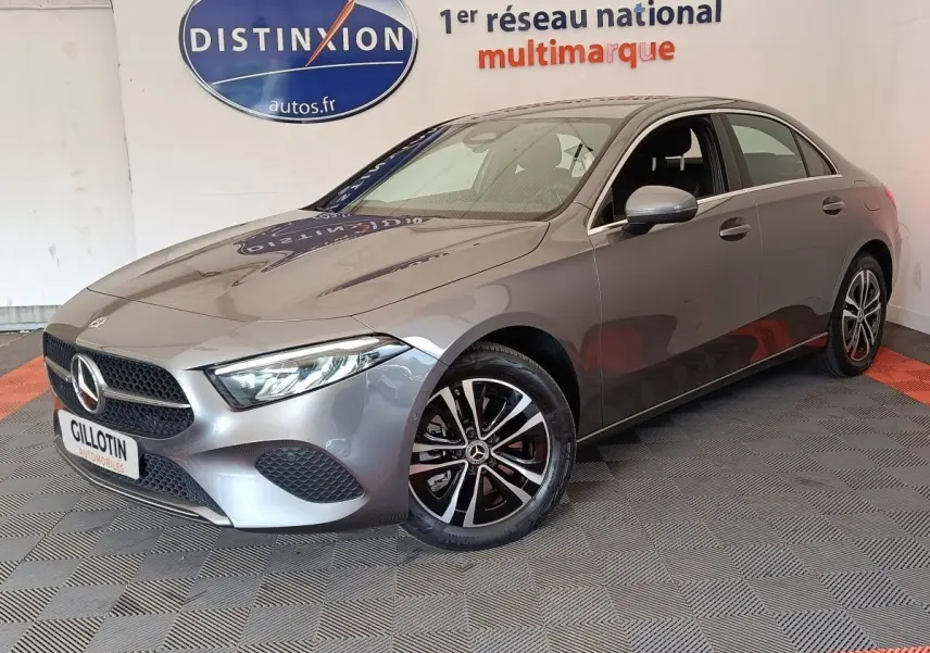 Mercedes Classe A 250 e Hybrid gris foncé vue 3/4 avant droit, avec jantes alliage et calandre distinctive.