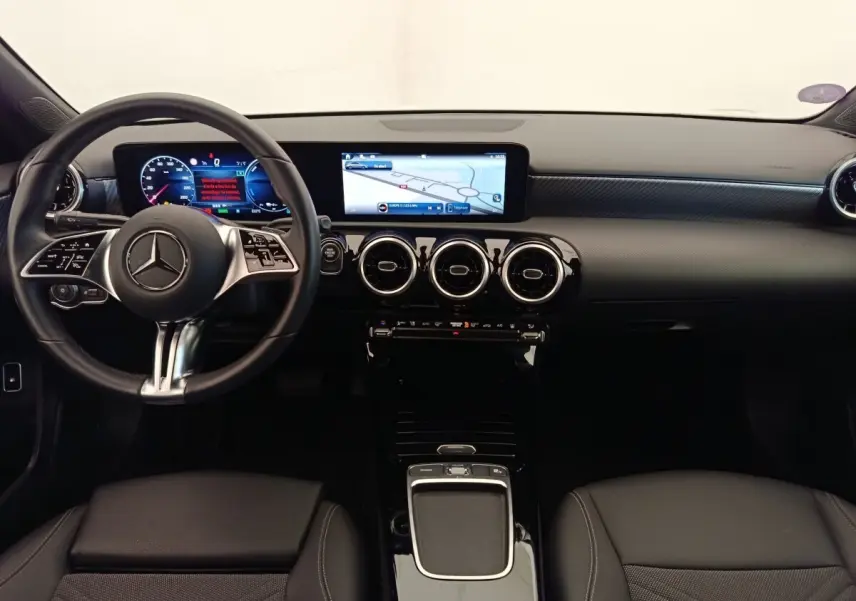 Vue intérieure avant de la Mercedes Classe A 250 e Hybrid avec tableau de bord numérique et écran tactile central.