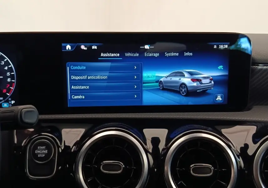 Écran tactile central affichant les options d'assistance dans l'habitacle de la Mercedes Classe A 250 e gris foncé.