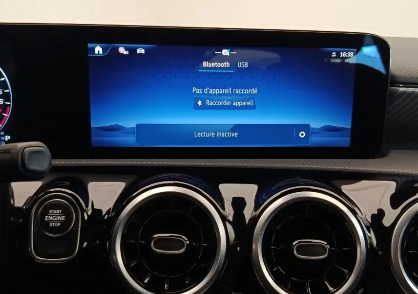 Tableau de bord noir brillant de Mercedes Classe A 250 e Hybrid avec écran tactile multifonctions allumé.