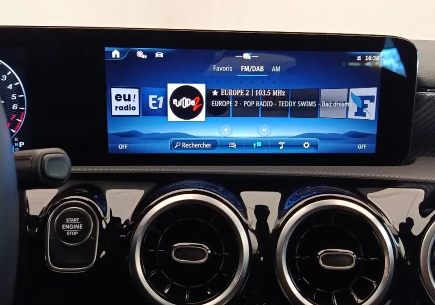 Tableau de bord noir de la Mercedes Classe A 250 e Hybrid avec écran tactile 10,25 pouces et aérateurs ronds chromés.