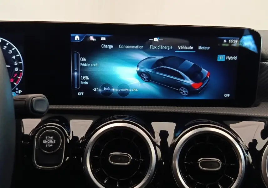 Vue intérieure du tableau de bord de la Mercedes Classe A 250 e Hybrid, écran multifonctions affichant les données du véhicule.
