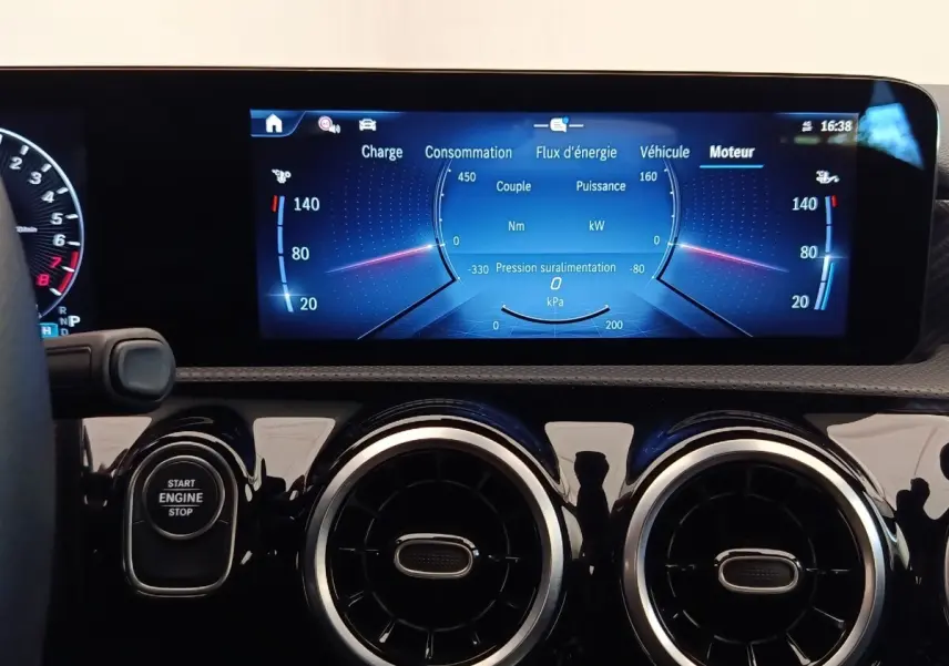 Tableau de bord numérique et aérateurs ronds chromés d’une Mercedes Classe A 250 e hybride, vue intérieure frontale.