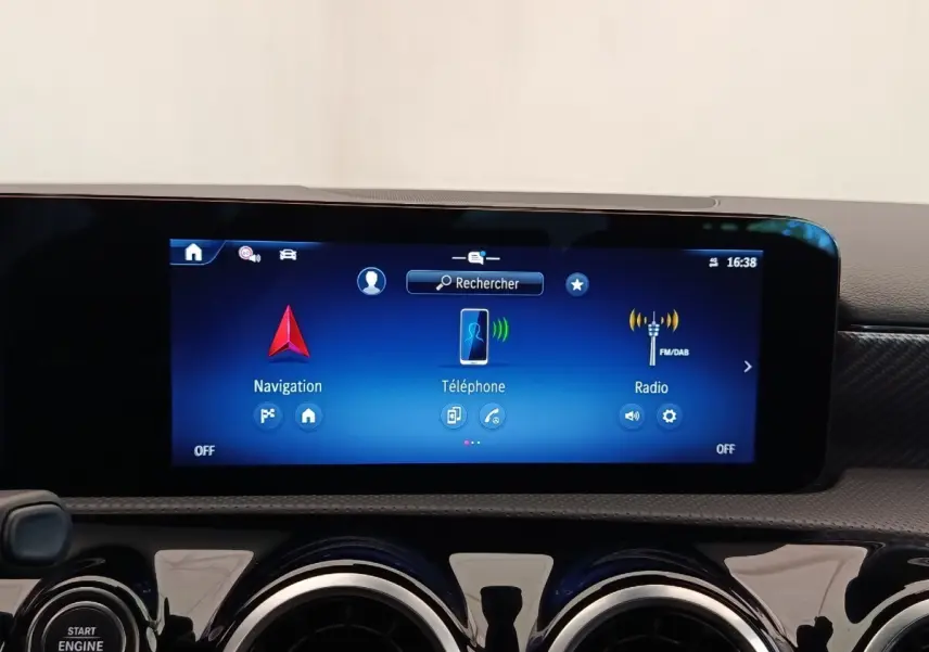 Écran tactile central 10,25 pouces de la Mercedes Classe A 250 e Hybrid gris foncé, affichant navigation et téléphone.