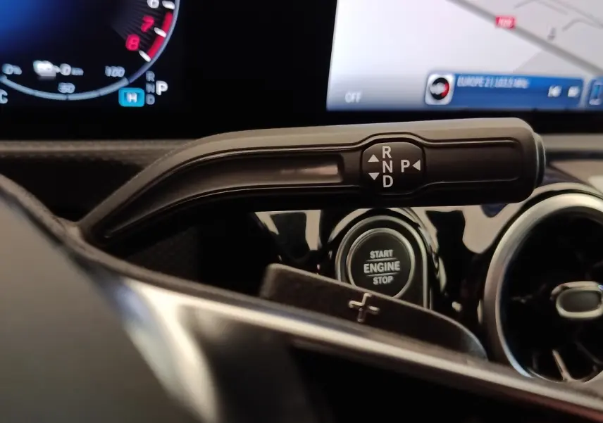 Gros plan sur la commande de boîte automatique et bouton start/stop dans l'habitacle noir du Mercedes Classe A 250 e Hybrid.