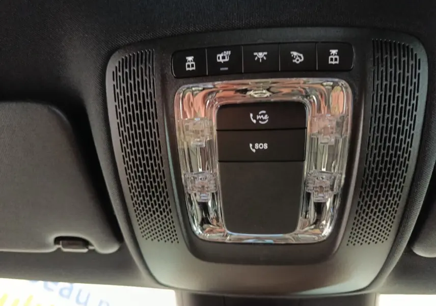 Plafonnier intérieur avec commandes d’éclairage et boutons SOS dans une Mercedes Classe A 250 e Hybrid gris foncé.