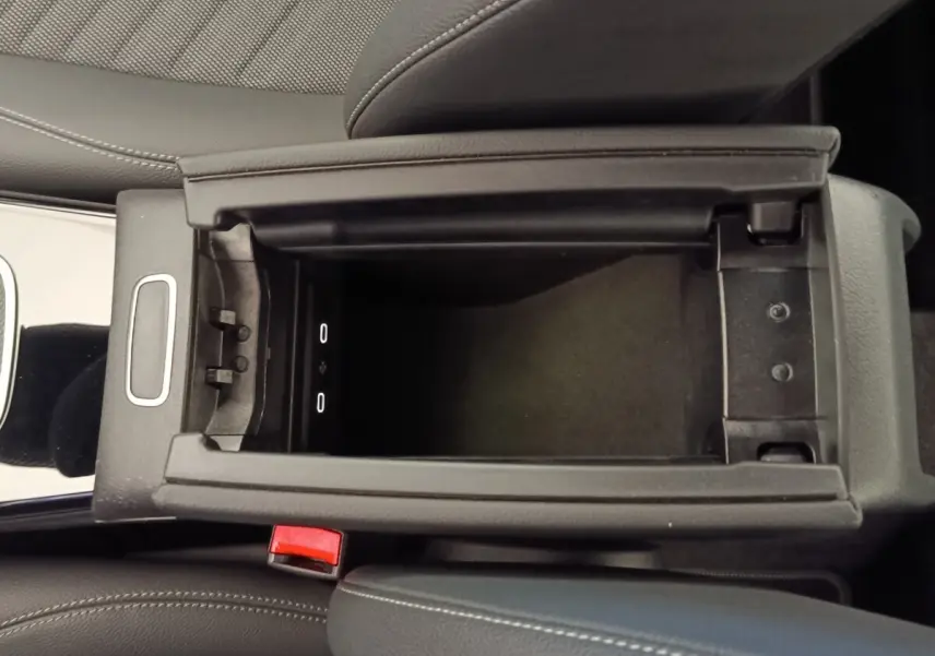 Vue plongeante sur le rangement central noir ouvert de la Mercedes Classe A 250 e Hybrid EQ Berline gris foncé, avec ports USB visibles.
