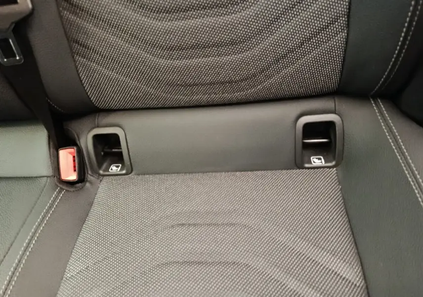 Gros plan sur la banquette arrière grise de la Mercedes Classe A 250 e Hybrid avec attaches ISOFIX visibles.