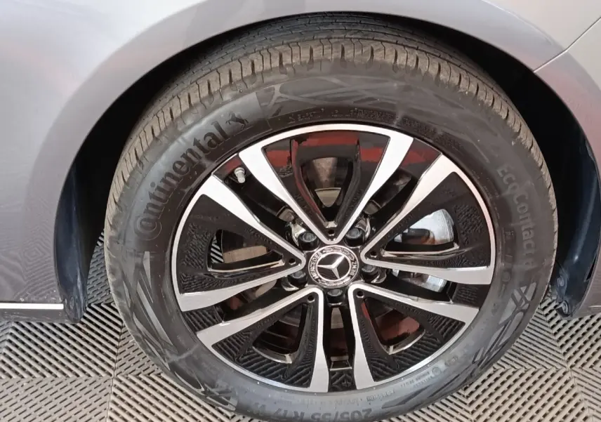 Gros plan sur la roue avant droite d’une Mercedes Classe A 250 e Hybrid gris foncé avec jante alliage bicolore.
