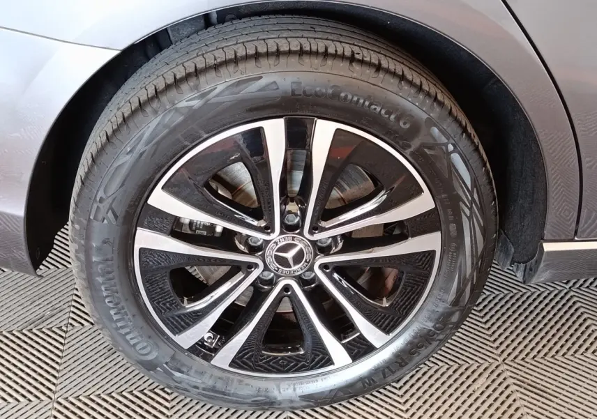 Gros plan sur la roue avant droite d'une Mercedes Classe A 250 e hybride gris foncé avec jante alliage bicolore.