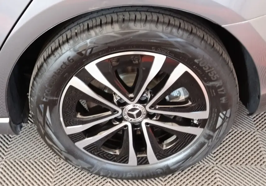 Gros plan sur la jante alliage bicolore et pneu Continental d’une Mercedes Classe A 250 e hybride gris foncé.