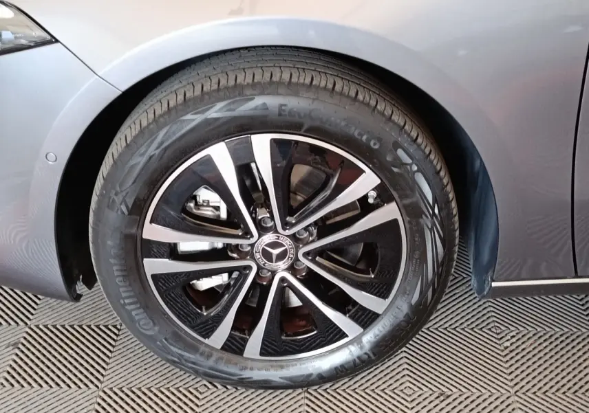 Gros plan sur la roue avant droite d'une Mercedes Classe A 250 e hybride gris foncé avec jante alliage bicolore.
