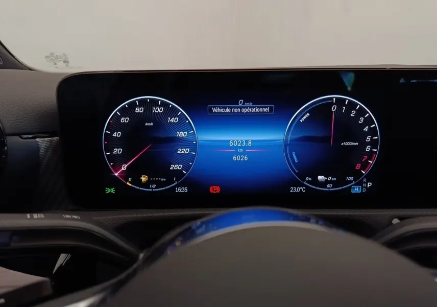 Vue rapprochée du combiné d'instruments numérique 10,25 pouces de la Mercedes Classe A 250 e hybride, affichage bleu.