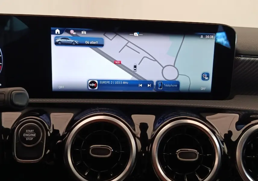 Tableau de bord de Mercedes Classe A 250 e Hybrid 2024 avec écran tactile 10,25 pouces et commandes circulaires noires.
