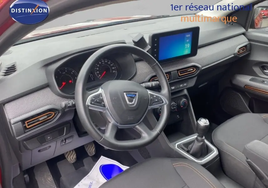 Vue intérieure côté conducteur du tableau de bord et volant du Dacia Sandero Stepway 2022 avec finition confort.