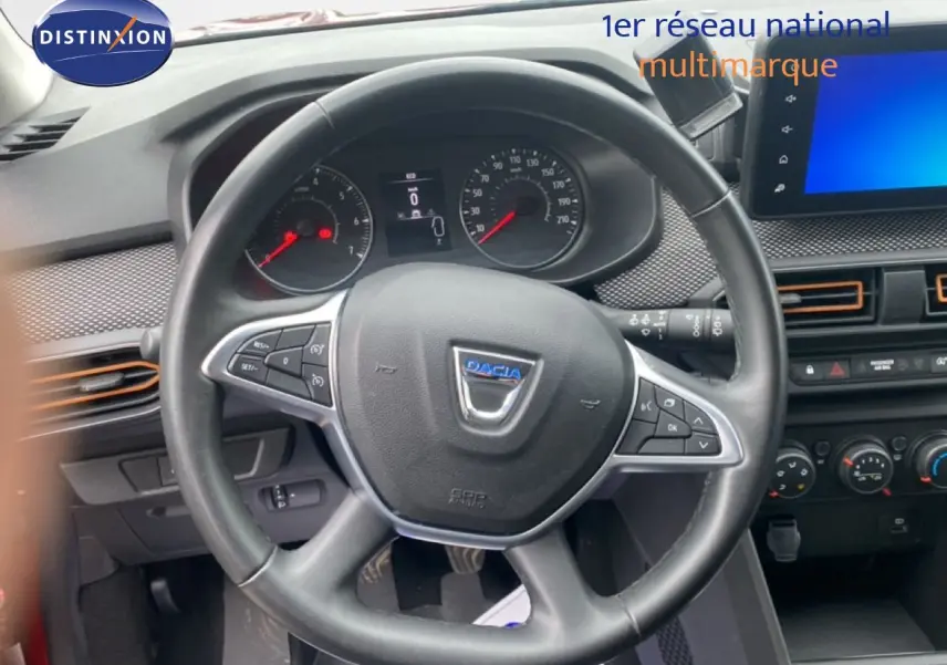 Vue intérieure centrée sur le volant de la Dacia Sandero Stepway 2022 avec tableau de bord et écran tactile visible.