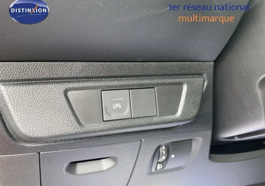 Gros plan sur le bouton LPG dans l’habitacle d’une Dacia Sandero Eco-G 2022, soulignant la bicarburation GPL.