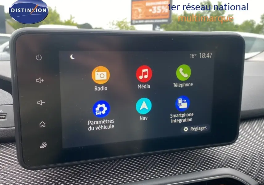 Écran tactile central du tableau de bord de la Dacia Sandero Stepway 2022 affichant les options radio, média, téléphone et navigation.