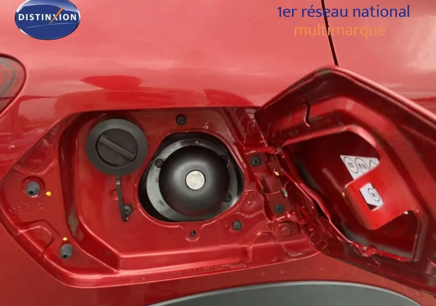 Gros plan sur la trappe à carburant rouge fusion métal de la Dacia Sandero Stepway 2022, montrant l’ouverture et les bouchons.