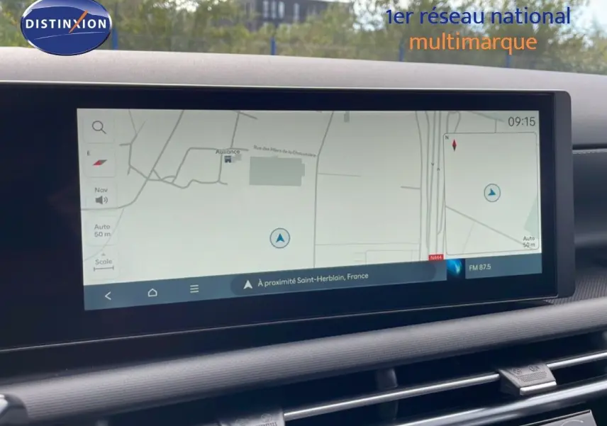 Écran tactile de navigation intégré au tableau de bord du Hyundai Tucson blanc, vue intérieure frontale.