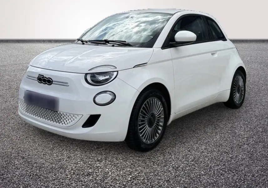 Vue 3/4 avant gauche d'une FIAT 500 électrique blanche avec jantes alu distinctives sur sol gris.