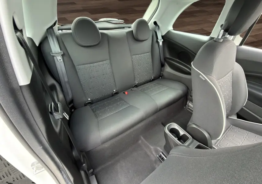 Vue intérieure arrière côté gauche de la banquette noire avec motifs FIAT dans une FIAT 500 blanche électrique 2023.